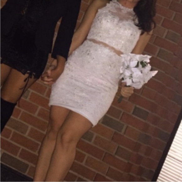 Elegant White Lace Sleeveless Dress - Picture 1 of 5